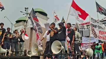 Sekelompok warga dari Kabupaten Pati datang ke kompleks parlemen di Senayan, Jakarta, pada 27 Agustus 2026.