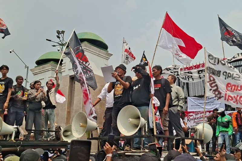 Sekelompok warga dari Kabupaten Pati datang ke kompleks parlemen di Senayan, Jakarta, pada 27 Agustus 2026.