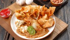 Batagor, makanan khas Jawa Barat asal Bandung, berhasil menduduki peringkat pertama sebagai camilan terbaik di Indonesia versi TasteAtlas.