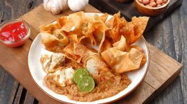 Batagor, makanan khas Jawa Barat asal Bandung, berhasil menduduki peringkat pertama sebagai camilan terbaik di Indonesia versi TasteAtlas.