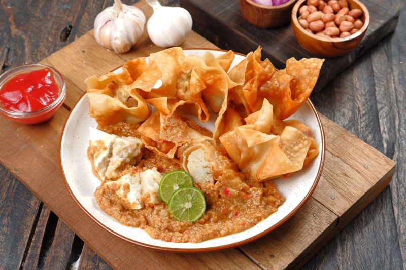 Batagor, makanan khas Jawa Barat asal Bandung, berhasil menduduki peringkat pertama sebagai camilan terbaik di Indonesia versi TasteAtlas.