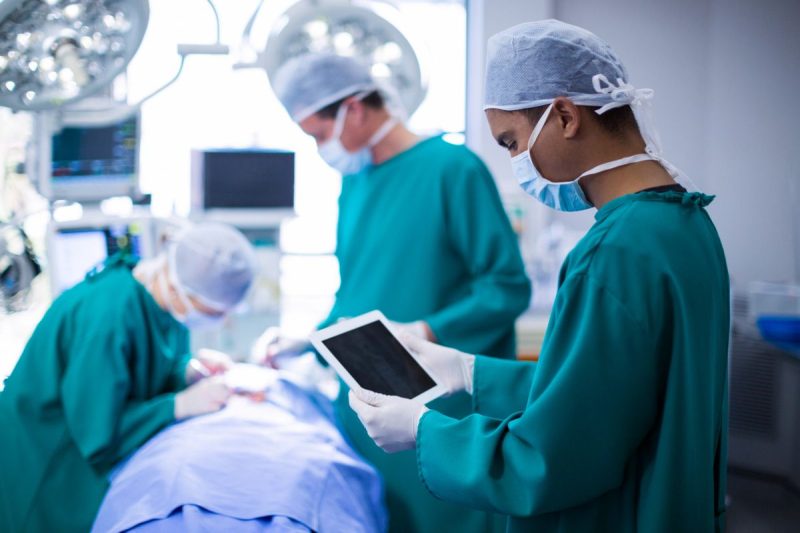 Rekomendasi Pengurus Besar Ikatan Dokter Indonesia (PB IDI) mengenai standar pendapatan minimum dokter kembali memicu diskusi publik.