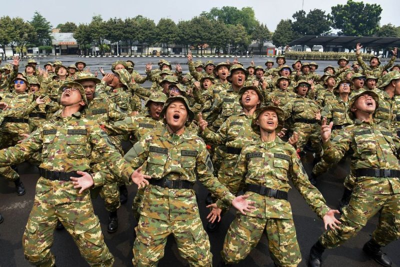 Perbedaan keterangan muncul terkait status kepegawaian manajer Koperasi Desa/Kelurahan Merah Putih (Kopdes Merah Putih).