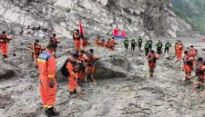 Sebuah kisah mengejutkan datang dari Nepal yang tengah berduka akibat banjir bandang dahsyat.
