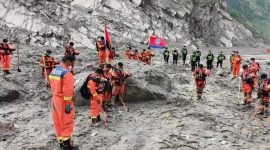 Sebuah kisah mengejutkan datang dari Nepal yang tengah berduka akibat banjir bandang dahsyat.