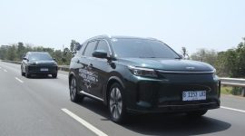 PT Sokonindo Automobile, agen pemegang merek DFSK di Indonesia, resmi mengumumkan harga jual DFSK E5 Plus pada ajang GIIAS 2026.