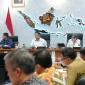 Menteri Dalam Negeri Muhammad Tito Karnavian menggelar rapat koordinasi bersama Menteri Perumahan dan Kawasan Permukiman Maruarar Sirait serta para kepala daerah se-Provinsi Papua Pegunungan di Kantor Kemendagri,