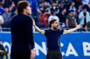 Pelatih Como 1907, Cesc Fàbregas, dikabarkan memiliki klausul khusus dalam kontraknya yang memudahkan kepindahan ke klub-klub elite Eropa.