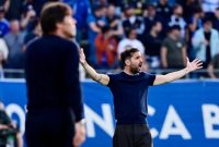 Pelatih Como 1907, Cesc Fàbregas, dikabarkan memiliki klausul khusus dalam kontraknya yang memudahkan kepindahan ke klub-klub elite Eropa.