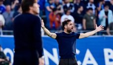 Pelatih Como 1907, Cesc Fàbregas, dikabarkan memiliki klausul khusus dalam kontraknya yang memudahkan kepindahan ke klub-klub elite Eropa.