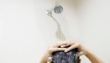 Pernahkah Anda tiba-tiba mendapat ide bagus saat sedang mandi? Solusi masalah yang sejak tadi buntu justru muncul di antara guyuran air hangat.