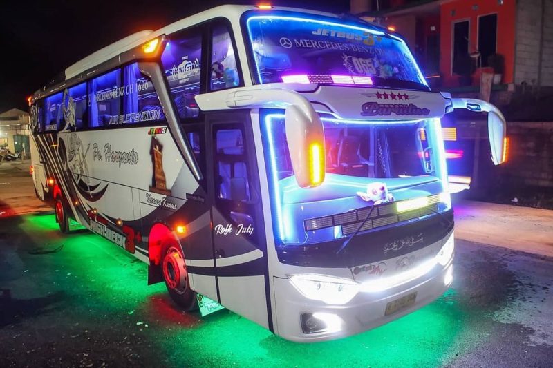Lampu strobo LED semakin sering terlihat pada bus-bus modifikasi di Indonesia.