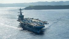 Amerika Serikat memperkuat kehadiran militernya di Timur Tengah dengan mengerahkan kelompok tempur kapal induk ketiga,