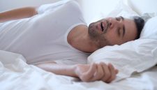 Banyak orang menganggap dengkuran saat tidur sebagai hal biasa.