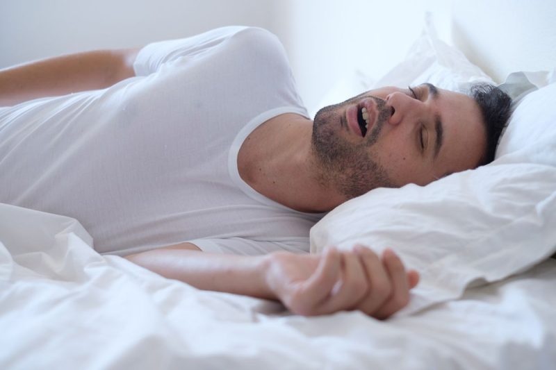 Banyak orang menganggap dengkuran saat tidur sebagai hal biasa.