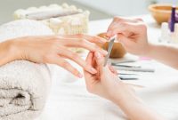 Manikur bukan sekadar mempercantik kuku, melainkan juga bagian dari perawatan tangan. Setiap jenis manikur punya karakteristik,