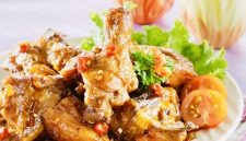 Pernahkah kamu merasa sulit berhenti mengunyah ayam kecap pedas, sambal manis,