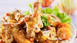 Pernahkah kamu merasa sulit berhenti mengunyah ayam kecap pedas, sambal manis,