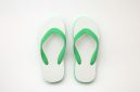 Sandal jepit memang praktis dan nyaman dipakai di rumah. Bentuknya sederhana,