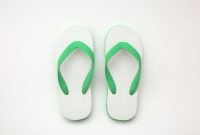 Sandal jepit memang praktis dan nyaman dipakai di rumah. Bentuknya sederhana,