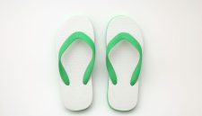 Sandal jepit memang praktis dan nyaman dipakai di rumah. Bentuknya sederhana,