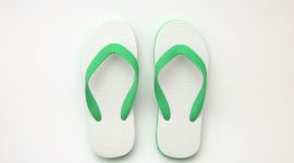 Sandal jepit memang praktis dan nyaman dipakai di rumah. Bentuknya sederhana,