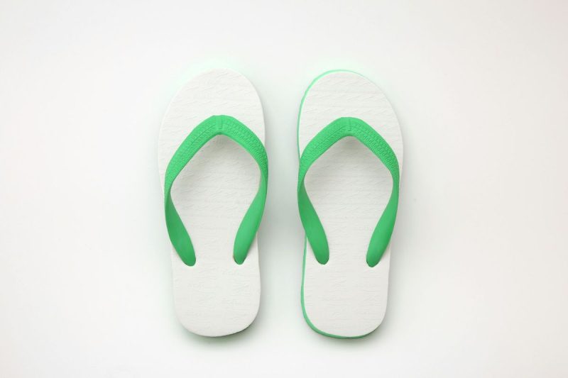 Sandal jepit memang praktis dan nyaman dipakai di rumah. Bentuknya sederhana,