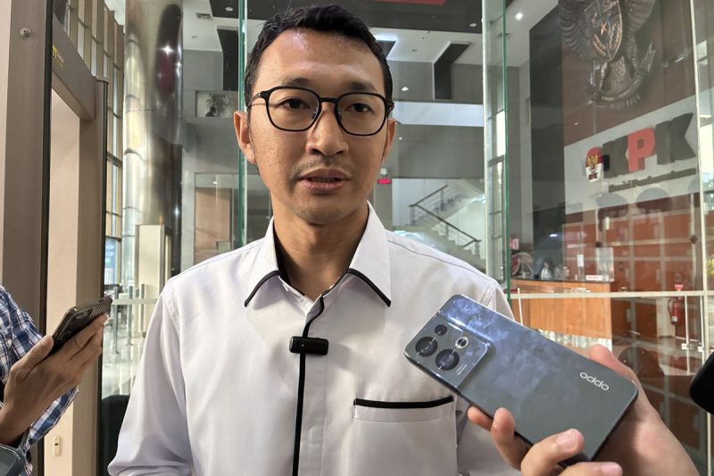 Komisi Pemberantasan Korupsi (KPK) menduga asisten pribadi mantan Gubernur Jawa Barat Ridwan Kamil, Randy Kusumaatmadja,