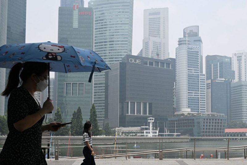 Pemerintah Singapura memanggil sejumlah eksekutif senior dari perusahaan yang diduga terkait kebakaran hutan dan lahan (karhutla) di Indonesia.