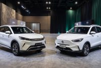 Persaingan SUV listrik kompak semakin ketat. Dua nama yang sering dibandingkan adalah BYD Atto 2 dan MG ZS EV. Keduanya menawarkan dimensi mirip,