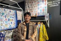 Di tengah tantangan regenerasi pengrajin batik tulis, Batik Atthaya dari Cirebon menghadirkan pendekatan yang berbeda.