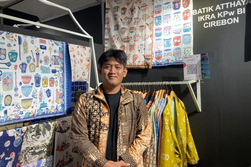 Di tengah tantangan regenerasi pengrajin batik tulis, Batik Atthaya dari Cirebon menghadirkan pendekatan yang berbeda.