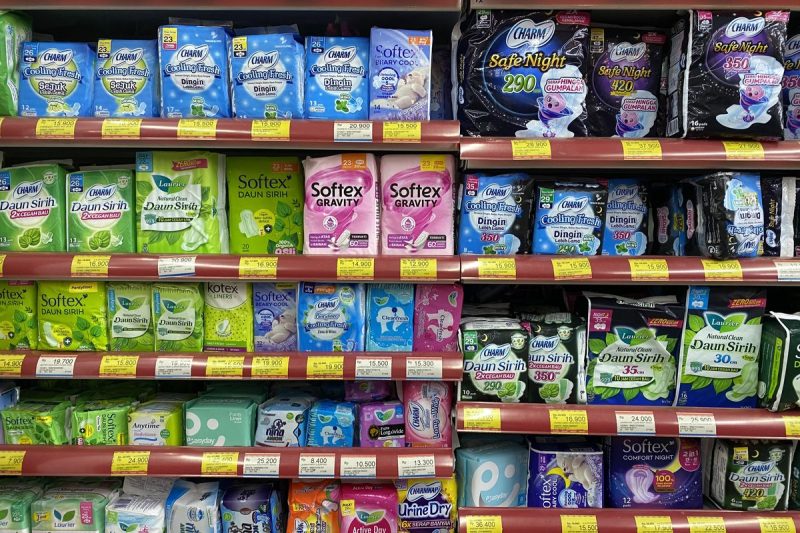 Produk menstruasi seperti pembalut, tampon, dan menstrual cup merupakan kebutuhan dasar bagi perempuan.